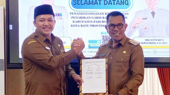 SEPAKAT - Wali Kota Batu Nurochman dan Bupati Pasuruan Rusdi Sutejo saat melakukan penandatanganan kesepakatan penarikan garis batas daerah di Rumah Dinas Kepala Bakorwil III Provinsi Jawa Timur, Kota Malang, Senin (30/6/2025) kemarin