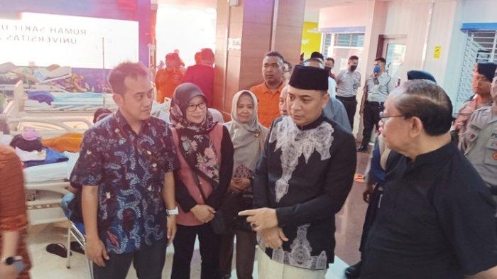 Wali Kota Surabaya Eri Cahyadi meninjau RS Universitas Airlangga (Unair), Sabtu (23/3/2034). RS tersebut menjadi salah satu bangunan yang terdampak gempa, Jumat (22/3/2024).