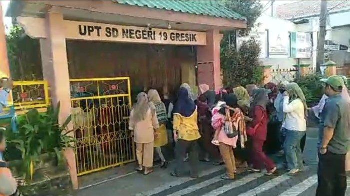 Wali murid saat demo di SDN 19 Gresik terkait biaya buku