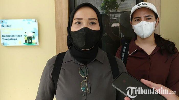Wanita pengusaha properti dan tanah asal Surabaya, bernama Wahyu Widjaya, di depan SPKT Mapolda Jatim.