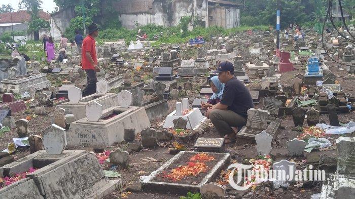 Warga Berziarah ke Tempat Pemakaman Umum Dusun Darungan Desa Kesilir Kecamatan Wuluhan Jember jelang Ramadhan