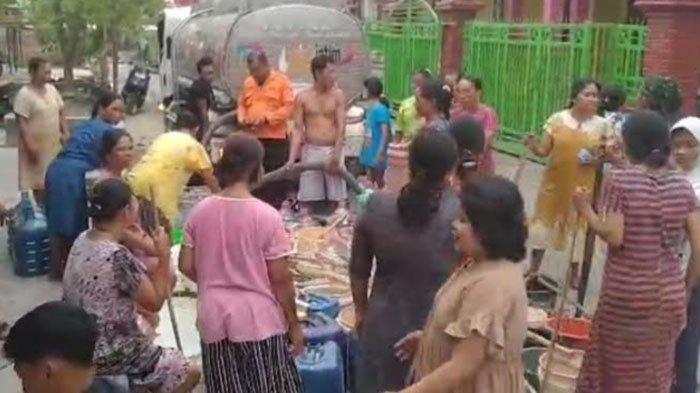 Warga Desa Manduro, Kecamatan Kabuh, Jombang, harus mengantre air bersih setelah sumur di desa setempat mengeluarkan api, Rabu (20/11/2024).