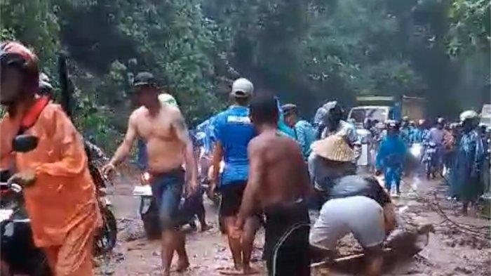 Warga Desa Sumberjo, Kecamatan Pagak, Malang, ramai-ramai membersihkan bebatuan dan pohon yang longsor dari Gunung Geger, Sabtu (30/11/2024)