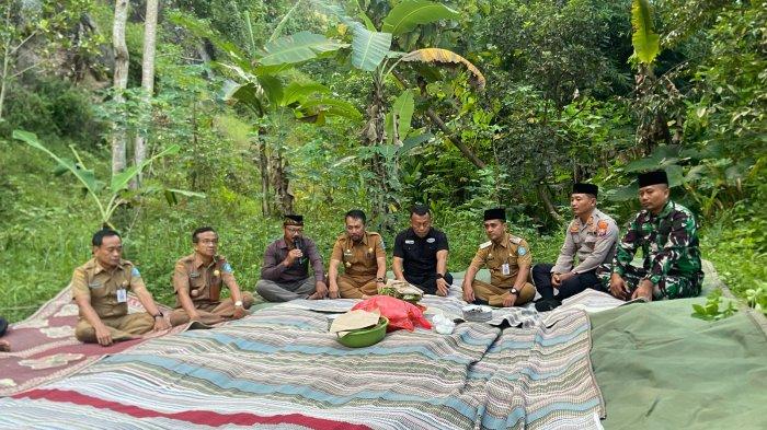 SLAMETAN LAHAN MAKAM - Bupati Ponorogo, Sugiri Sancoko (baju hitam) didampingi sekretaris Daerah Pemkab Ponorogo, Agus Pramono (kiri) serta warga Dukuh Bukul, Desa Wates, Kecamatan Slahung , Kabupaten Ponorogo, Jatim saat slametan lahan makm baru di Dukuh Bukul, Desa Wates, Kecamatan Slahung , Kabupaten Ponorogo, Jatim, Selasa (22/4/2025) sore ke malam. Ini setelah viral warga gotong keranda jenazah melewati sungai