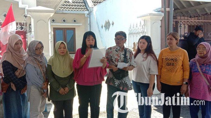 MENOLAK - Warga Jalan Candi Kalasan, Kecamatan Blimbing, Kota Malang, yang tergabung dalam Warga Peduli Lingkungan (WARPEL), membacakan deklarasi menolak adanya pembangunan mega proyek apartemen dan hotel di Kecamatan Blimbing, Kota Malang, Minggu (27/4/2025). Diketahui, warga khawatir adanya pembangunan tersebut dapat berdampak terjadinya kerusakan lingkungan.