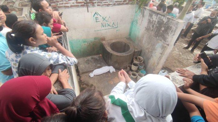 Warga Jalan Hayam Wuruk, Kelurahan Jati, Kecamatan Mayangan, Kota Probolinggo, digegerkan dengan penemuan jasad bayi yang terbungkus kain kafan, Rabu (13/9/2023).