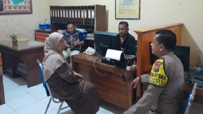 Sri Sugiarti (59) warga Desa Tunggunjagir, Kecamatan Mantup, korban gendam dimintai keterangan di Polsel Mantup, Sabtu (8/6/2024)