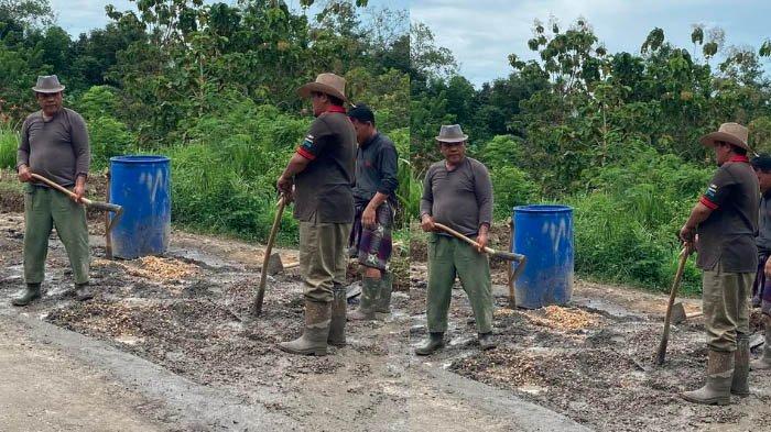 WARGA PERBAIKI JALAN - Warga Desa Kombangan bergotong royong melakukan perbaikan jalan yang menghubungkan Desa Kombangan dan Desa Katol, Kecamatan Geger, Kabupaten Bangkalan, Jawa Timur, Selasa (20/5/2025). Jalan itu sudah rusak 10 tahun, tapi tak pernah diurus.