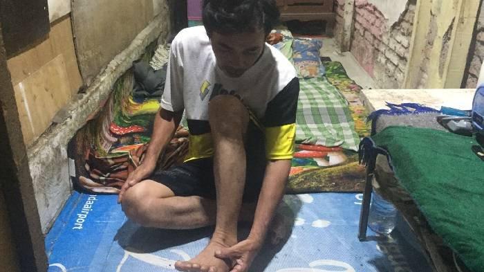 Suli, korban jambret di Surabaya kesakitan kaki kirinya nyeri seperti terkilir usai dilempar ke sungai Undaan oleh komplotan jambret, Minggu (12/1/2025)