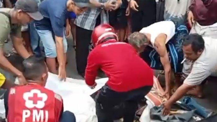 Kecelakaan Maut di Probolinggo: Warga dan petugas saat mengevakuasi korban kecelakaan lalulintas di Kelurahan Kebonsari, Kecamatan Kanigaran, Kota Probolinggo, Kamis (23/1/2025).