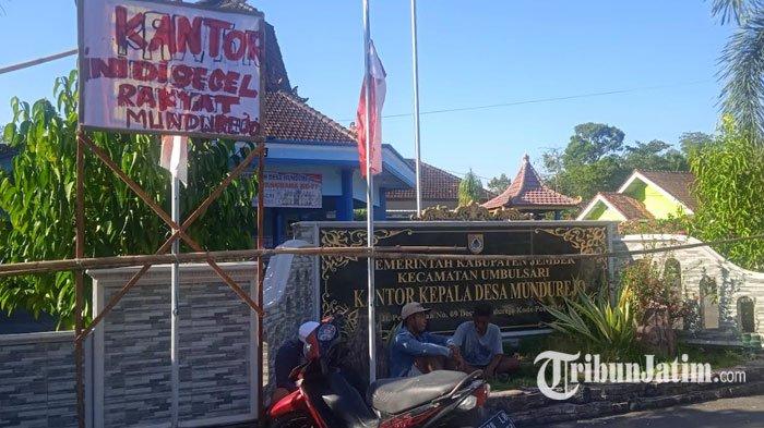 Warga masih menjaga segel yang mereka pasang di Kantor Desa Mundurejo Kecamatan Umbulsari Jember. Aksi dilakukan untuk mendesak agar kadesnya dibebaskan