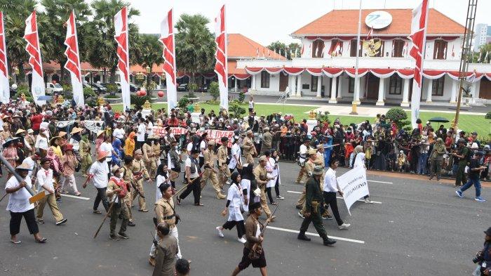 SOERABAJA JOEANG - Warga memadati kawasan Jl Gubernur Suryo untuk melihat arak-arakan peserta