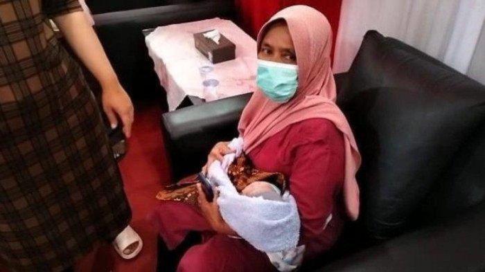 Yani, seorang ibu yang melahirkan anak ketiganya di rest area Tol Bocimi seksi II, akibat terjabak macet.