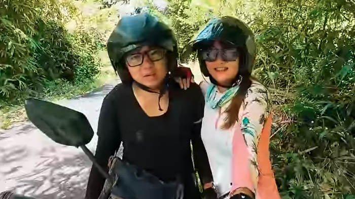 PENGALAMAN BURUK LIBURAN - Pasangan Youtuber Jajago Keliling Indonesia, John dan Riana. Baru-baru ini mereka mengungkap pengalaman tidak menyenangkan mereka di Desa Adat Ratenggaro, Kabupaten Sumba Barat Daya, Nusa Tenggara Timur (NTT). Bupati dan gubernur angkat bicara.