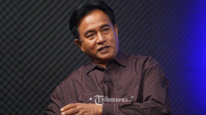 Yusril Ihza Mahendra tertawa menceritakan momen saksi dari kubu paslon 3 Ganjar Pranowo-Mahfud MD. Pasalnya, saksi dari kubu paslon 3 membawa sekarung beras bergambar paslon nomor urut 2, Prabowo Subianto-Gibran Rakabuming Raka untuk membuktikan politisasi bansos.