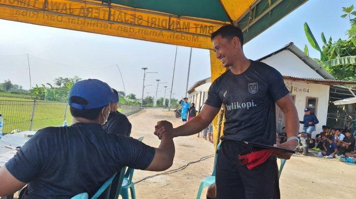 Zukkifli tiba kemarin, dan langsung bergabung memantau jalannya seleksi pemain putra daerah, di Lapangan Desa Kendal Kemlagi, Kecamatan Karanggeneng, Kamis (25/7/2024)