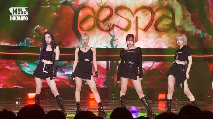 Tangkapan layar aespa membawakan lagu Illusion di panggung inkigayo.
