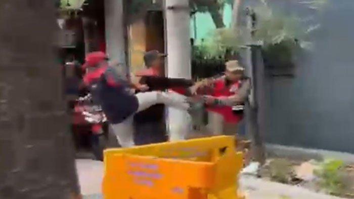 Potongan gambar aksi buruh yang diduga menendang petugas Satpol PP Surabaya saat aksi buruh di Surabaya, Kamis (30/11/2023).