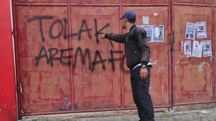 Aksi vandalisme di pintu gerbang sisi tenggara Stadion Soepriadi, Kota Blitar, Jumat (9/8/2024).