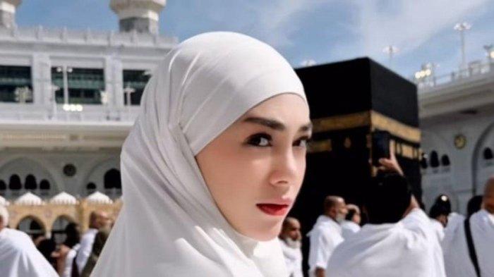 ALASAN MUALAF - Artis Celine Evangelista berpose di depan Kabah. Celine mengungkap alasannya menjadi mualaf bukan karena ingin menikahi orang Muslim, Senin (28/4/2025).
