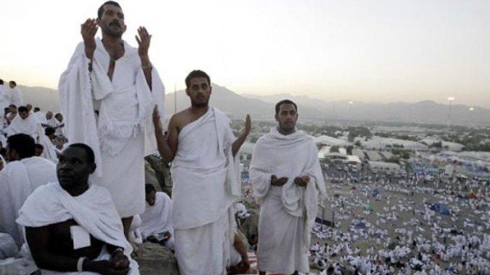 Dalam melaksanakan ibadah haji, jemaah diwajibkan melakukan wukuf di Arafah. Berikut amalan yang dianjurkan saat wukuf di Arafah.