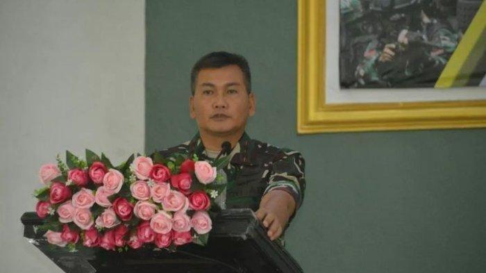 MUTASI - Anak Try Sutrisno, Letjen TNI Kunto Arief Wibowo batal dimutasi dan tetap menjabat sebagai Pangkogabwilhan I. Mutasi ini sempat menjadi sorotan lantaran posisi Kunto Arief Wibowo akan digantikan oleh mantan ajudan Joko Widodo. Tak sedikit menduga mutasi tersebut disebabkan Try Sutrisno sempat menyetujui pemakzulan Gibran Rakabuming Raka sebagai wakil presiden RI.