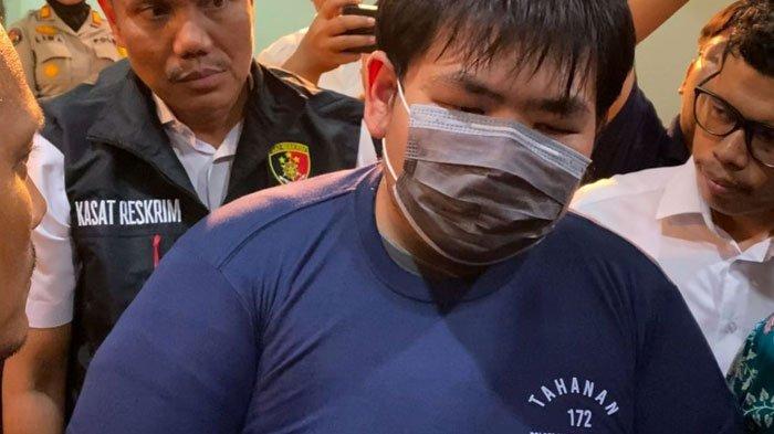 Ternyata anak bos toko roti aniaya karyawan yang viral di media sosial tak lulus SD. Fakta ini diungkap oleh adik kandungnya bernama Andre.