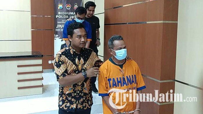 Dua dari empat anggota sindikat penipuan seleksi calon Aparatur Sipil Negara (ASN) di Kemenkumham Jatim bermodus kenal 'orang dalam' bernilai kerugian korban sekitar Rp 7,4 miliar, saat digelandang Anggota Unit II Subdit II Hardabangtah Ditreskrimum Polda Jatim di Ruang Konferensi Pers Gedung Bidang Humas Mapolda Jatim, Jumat (19/1/2024).