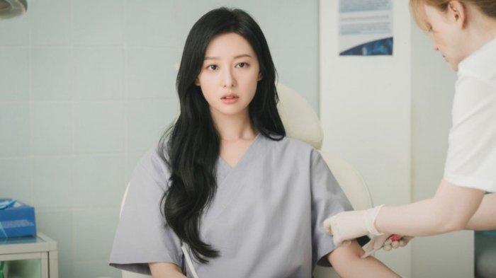 Kim Ji Won memerankan karakter Hae In yang menderita cloud cytoma di drama Korea Queen of Tears.