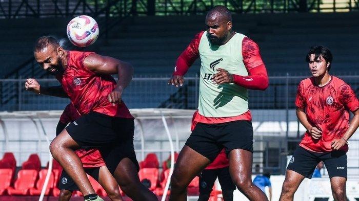 LATIHAN (Arsip) - Pemain Arema FC menjalani latihan di Bali, Minggu (27/4/2025). Arema FC akan ikut berkompetisi dalam kejuaraan Piala Presiden 2025 yang akan digelar dalam waktu dekat ini.