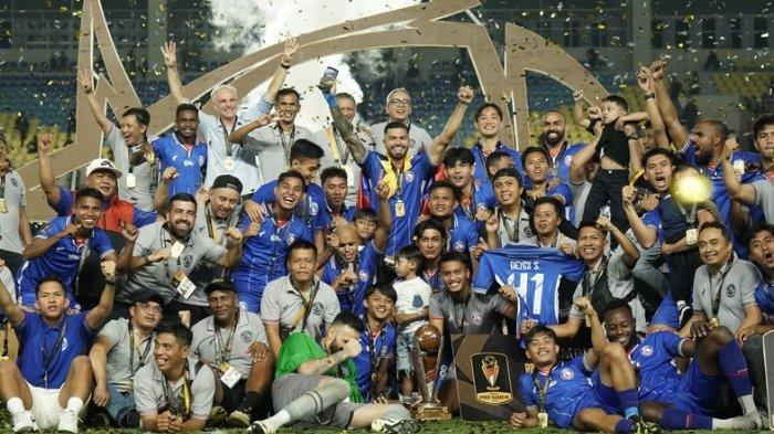 Para pemain, jajaran Pelatih, staf dan manajemen Arema FC saat merayakan gelar juara Piala Presiden 2024 di Stadion Manahan Solo pada Minggu (4/8/2024). Tribunnews/Muhammad Nursina