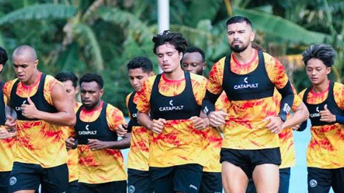 LATIHAN (Arsip) - Para pemain Arema FC saat kembali latihan usai menjalani libur Lebaran Hari Raya Idul Fitri 1446 H di Lapangan ARG Soccer Field Lawang Malang, Rabu (9/4/2025). Arema FC dipastikan akan tampil di ajang Piala Presiden 2025 yang akan berlangsung pada Juli 2025 mendatang.