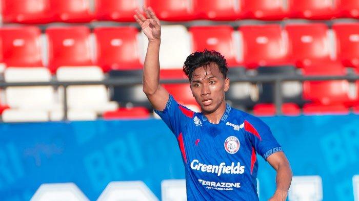BERBAGI POIN - Pemain Arema FC, Arkhan Fikri saat hendak memberikan umpan di ketika bertemu Persebaya Surabaya dalam lanjutan kompetisi Liga 1 2024/2025 pekan 29 pada Senin (28/4/2025). Kedua tim bermain imbang dengan skor 1-1.