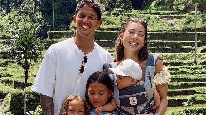 Pasangan artis dan pesepak bola, Jennifer Bachdim dan Irfan Bachdim.