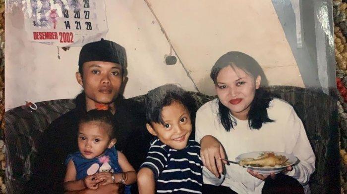 Kisah artis nikah di usia 19 tahun. Dulu bucin mau disuruh-suruh istri, namun berakhir pisah seusai 21 tahun menikah.