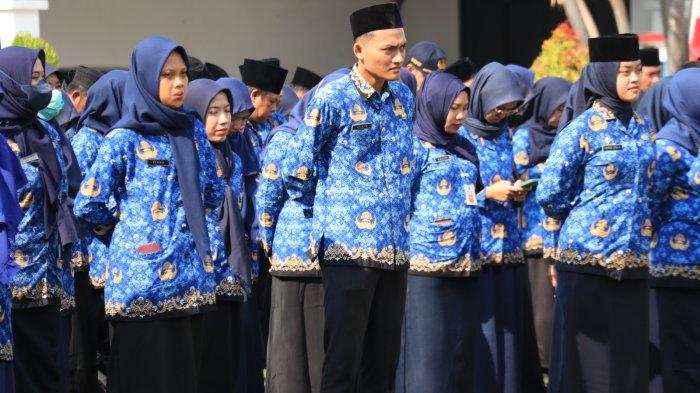 Aparatur Sipil Negara (ASN) Pemkab Ponorogo saat upacara hari jadi Provinsi Jatim ke 78, Kamis (12/10/2023) pagi
