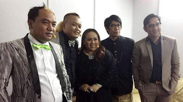 Aziz Gagap bersama rekan-rekan pelawak
