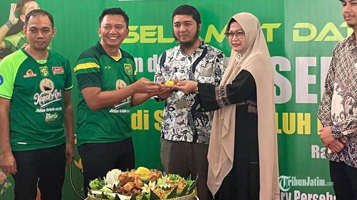 TUMPENG - Azrul Ananda, CO Persebaya melakukan sesi potong tumpeng di SLB Galuh Handayani, Jl. Manyar, Surabaya, Rabu (18/6/3025) siang. Perayaan ulang tahun Persebaya ke-98.