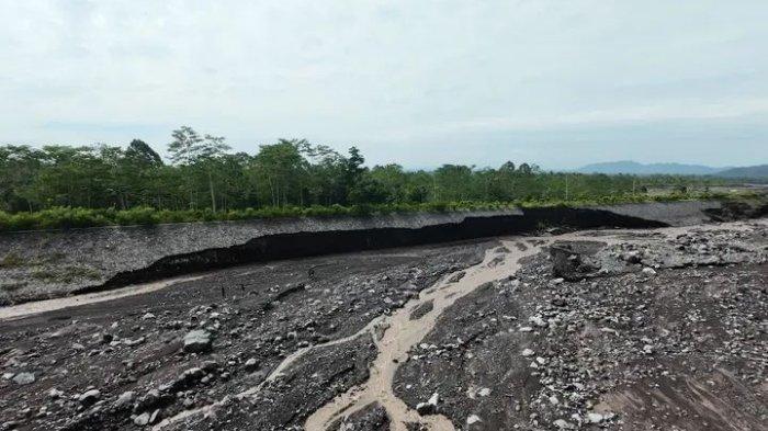 CUACA EKSTREM - Kondisi tanggul yang tergerus aliran Sungai Bondeli di Sumberwuluh Lumajang, Pemkab Lumajang memilih mengantisipasi kerusakan dengan perbaikan tanggul sementara.