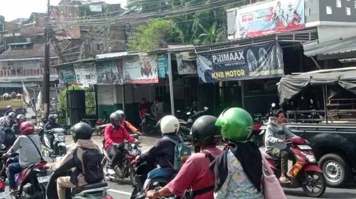 LOKASI PEMBEGALAN - Lokasi peristiwa pembegalan yang dialami oleh ojol di Jalan Raya Bandulan Kecamatan Sukun Kota Malang saat didatangi TribunJatim.com, Senin (10/3/2025). Dalam peristiwa begal itu, pelaku menodongkan pisau ke korban dan membawa kabur motor Honda Beat milik korban.
