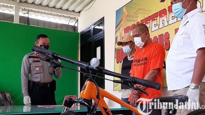 Polisi menunjukkan tersangka dan barang bukti hasil kejahatan yang dilakukannya.