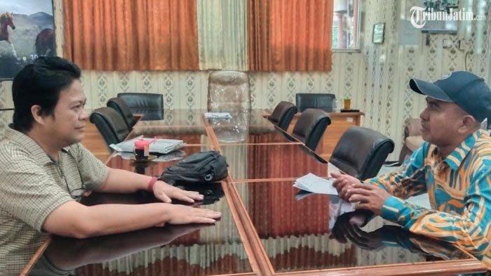 MENGADU - pendamping sosial saat mengadu dan menyampaikan aspirasi terkait anak warga yang tidak bisa bersekolah karena terkendala orang tuanya tidak memiliki administrasi kependudukan.