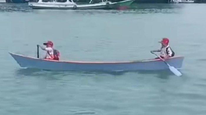 Muhammad Ammar Ramadhan dan Muhammad Rifkisiswa SD asal Bone menyeberangi sungai demi ke sekolah di SD 139 Lare-rea, Kabupaten Sinjai, Sulawesi Selatan.