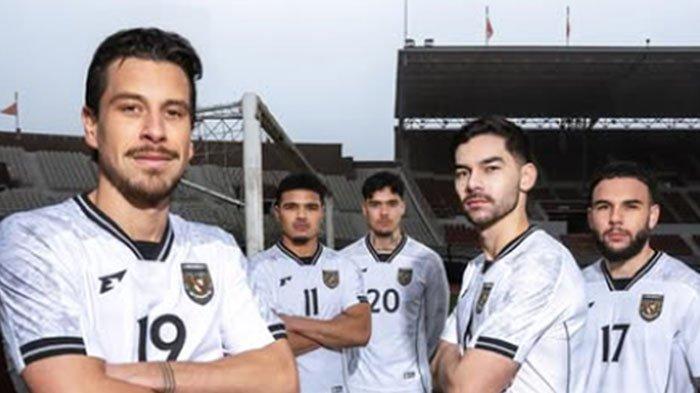 SKUAD GARUDA - Pemain Timnas Indonesia mengenakan jersey Erspo terbaru. Kepala Badan Tim Nasional (BTN) Sumardji mengungkapkan, akan ada wajah baru yang akan memberi kejutan bagi pecinta sepak bola Indonesia, Rabu (19/2/2025).