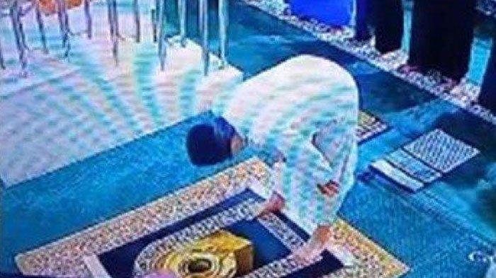 Seorang pria meninggal saat jadi imam salat Subuh. Video yang merekam detik-detik kematiannya beredar.