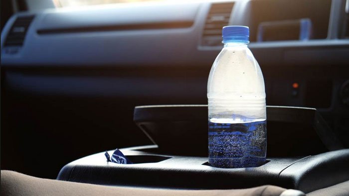 Botol air minum.
