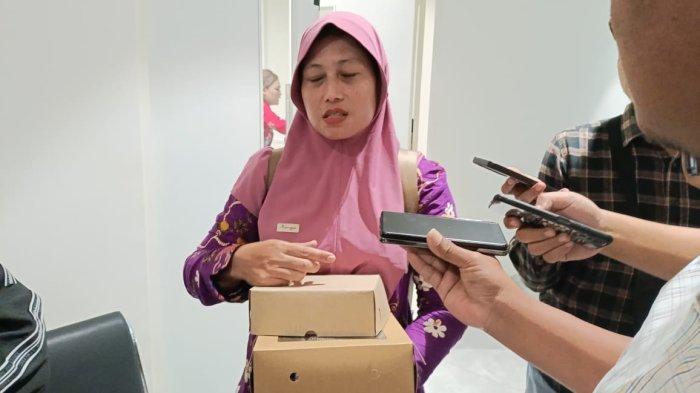 PUNGLI - Dwi Susilowati, guru di SDN Dander II, Kecamatan Dander, Kabupaten Bojonegoro. Perempuan sederhana ini harus menelan kenyataan pahit setelah ditipu hingga Rp55 juta oleh oknum pegawai dilingkungan Disdik yang menjanjikannya lolos menjadi pegawai PPPK.