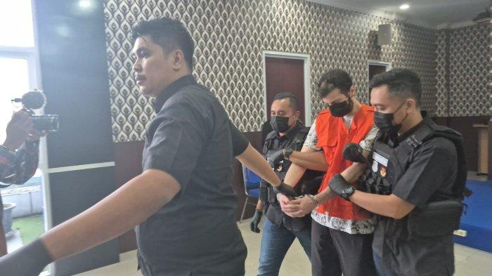 WNA GAGAL MENIKAH - Warga Negara Asing (WNA) berinisial BD asal Suriah saat diamankan di Kantor Imigrasi Kelas II non TPI Ponorogo, Jatim, Kamis (19/6/2025). Warga Negara Asing (WNA) berinisial BD asal Suriah gagal nikahi cewek asal Ponorogo. Bagaimana tidak bule berusia 24 tahun ini ditangkap oleh petugas Kantor Imigrasi Kelas II non TPI Ponorogo.