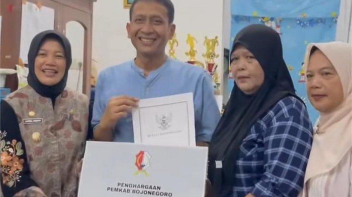 PENGHARGAAN - Bupati Bojonegoro Setyo Wahono bersama Wakil Bupati Nurul Azizah saat menyerahkan penghargaan kepada Piana Ibunda Alberto di rumahnya Desa Banjarsari, Kecamatan Trucuk, pada Jumat (11/4/2025) malam.