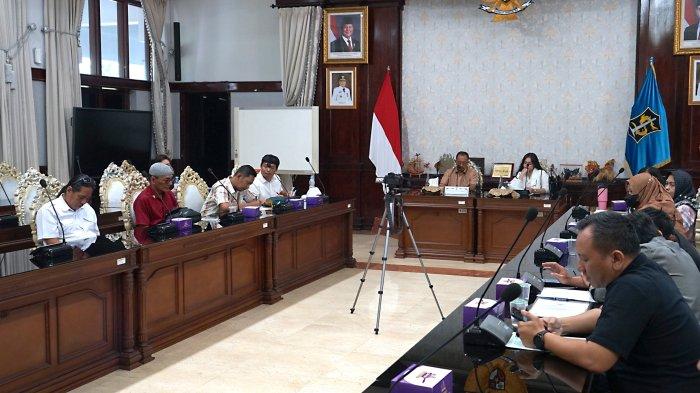 RESPON ADUAN - Wakil Wali Kota Surabaya Armuji saat menerima aduan warganya terkait janji kosong pengembang tak merealisasikan rumah yang dijanjikan.